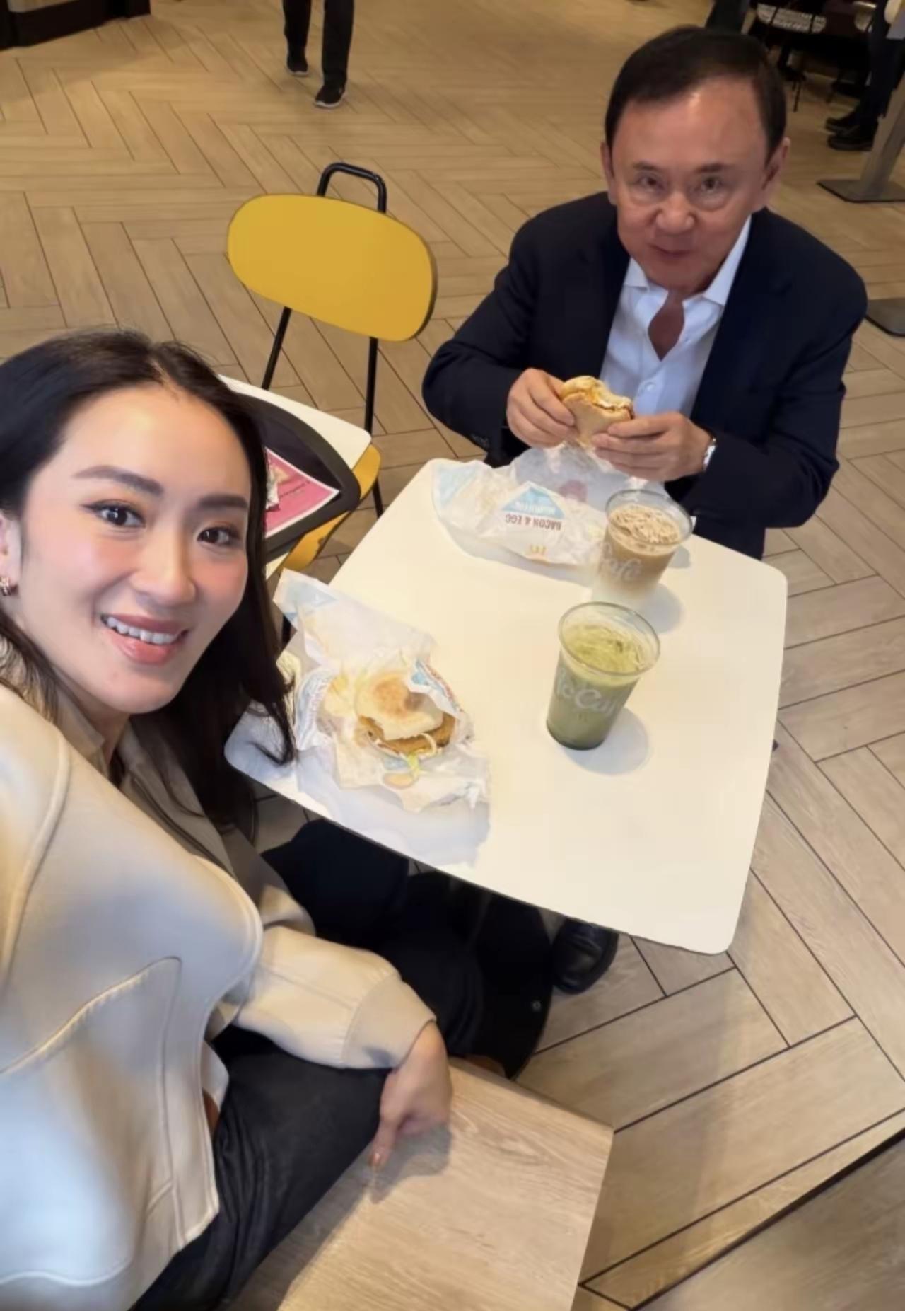 近日，77岁生日将至的他信携女儿佩通坦低调现身德国科隆，一边就医检查，一边享受莱