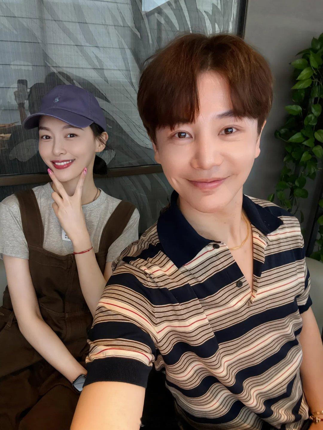 孙坚发了唐嫣合照，哈哈大小姐的招牌剪刀手[笑哈哈]！ ​​​