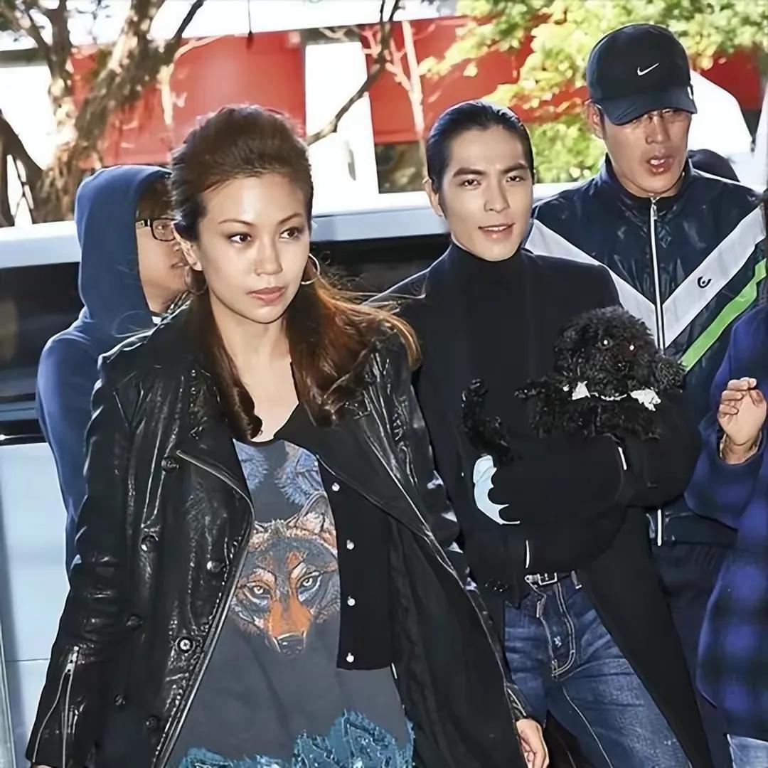 这个女人不简单！长着一张骨感美的脸，坚毅的眼神，一看就是厉害的主。

能娶到这样