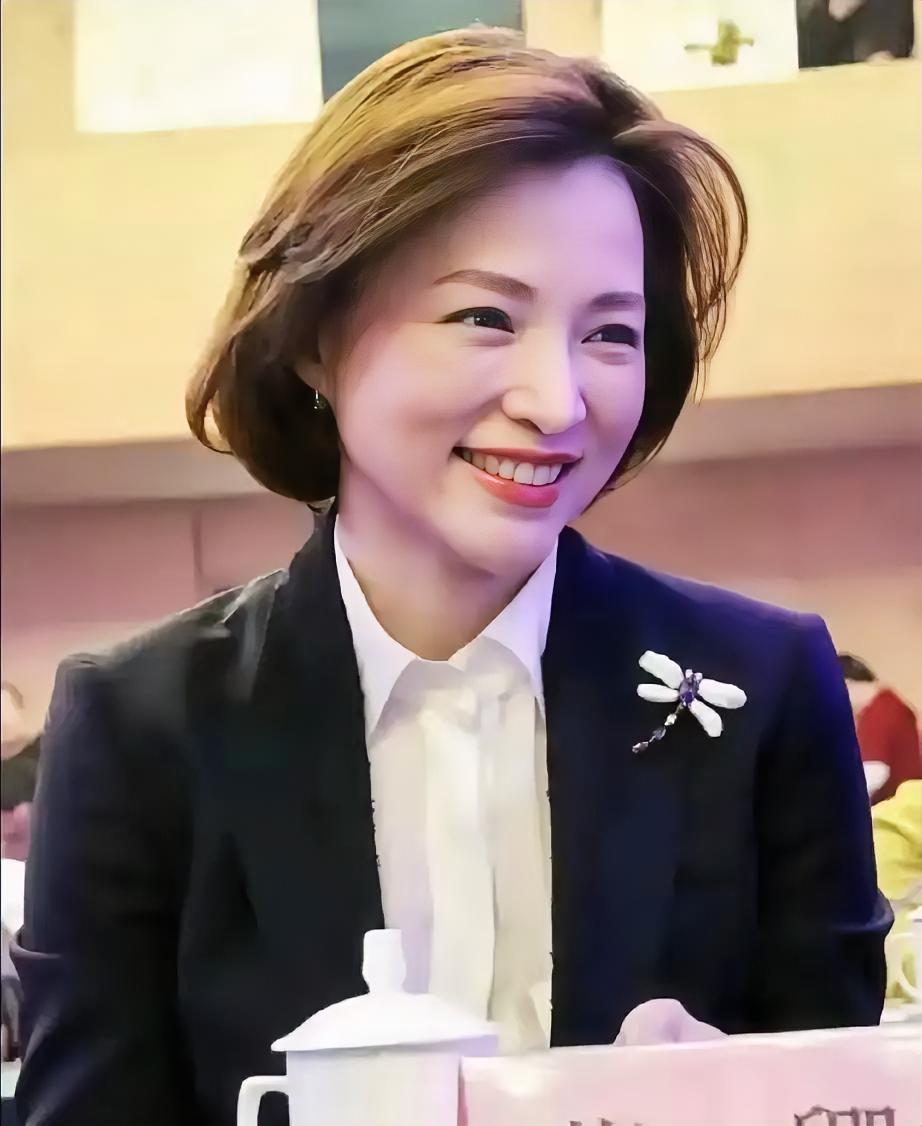 今年春天，董卿送走了患癌7年的母亲。同一时间，她的丈夫、百亿富豪密春雷，已经失联