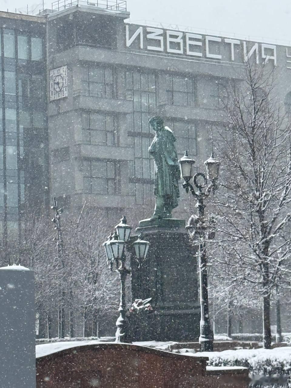 今天的莫斯科！四月飘雪 俄新社报道称，莫斯科遭遇暴风雪及阵性降雪，树木倒伏 
