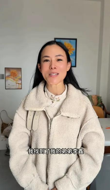 泪目了！姐姐找回32年前从自己手上被拐的弟弟，接到电话的时候当场跪下来对手机磕了