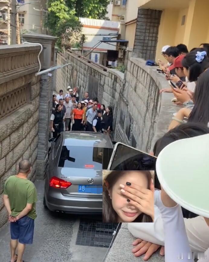 这可真是无解了，就算有后轮转向、坦克调头，也不一定能出来，毕竟太窄了…..恐怕只