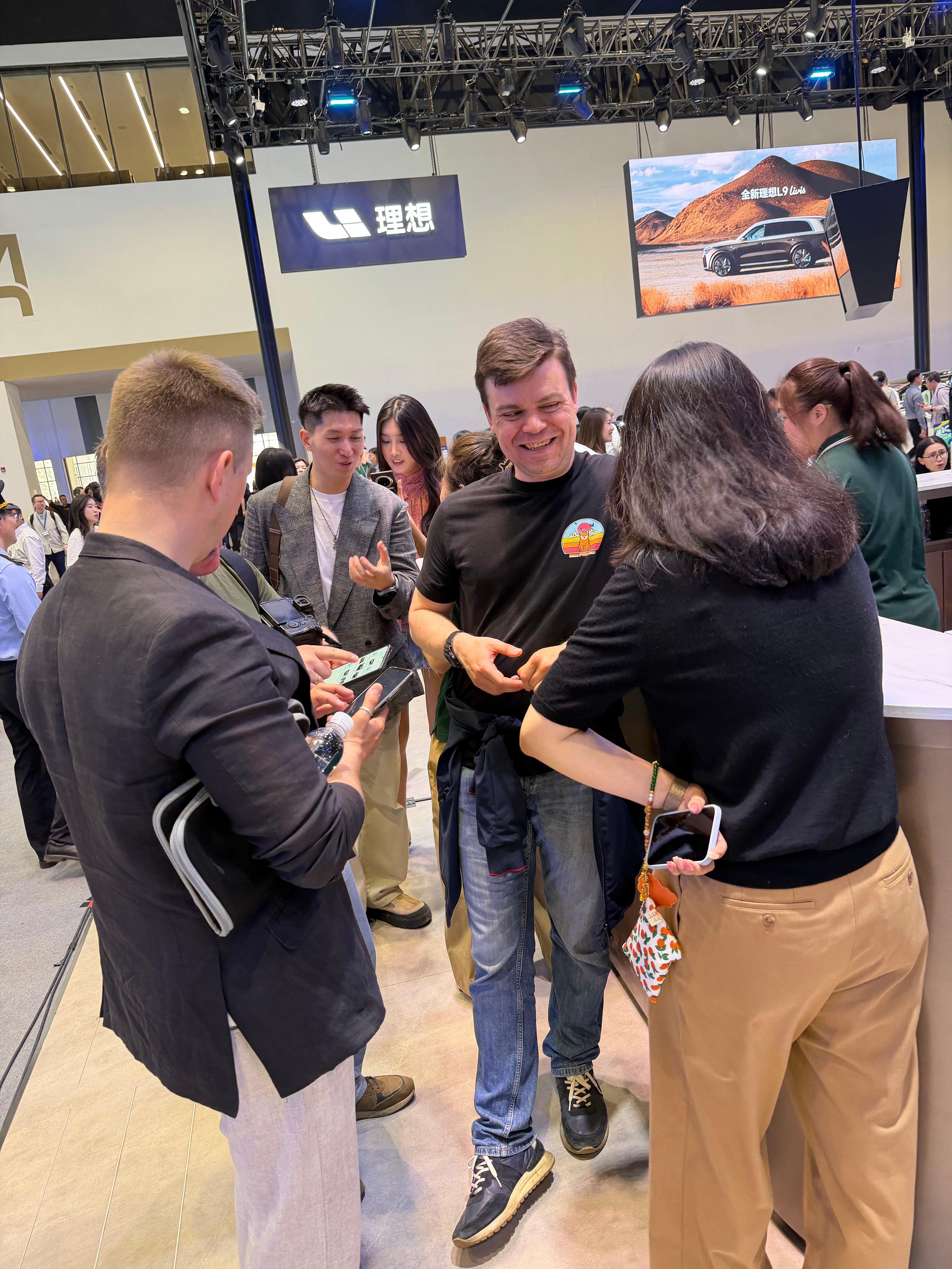 很多展台配翻译，目前看到的理想和智己以及岚图都有，主要是外国媒体有点多 北京·中