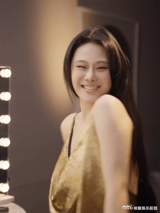 袁娅维黑长直完全是女王级别 袁娅维的黑长直造型封神！长发黑直顺到发光，走路时发丝