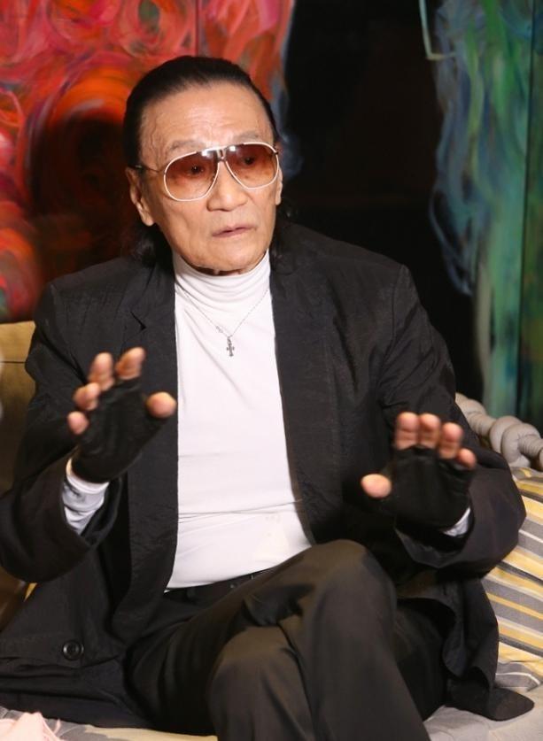 在一次节目中，谢贤调侃说：“当年我花了4000W投资了个酒吧，3年就赔完了。如果