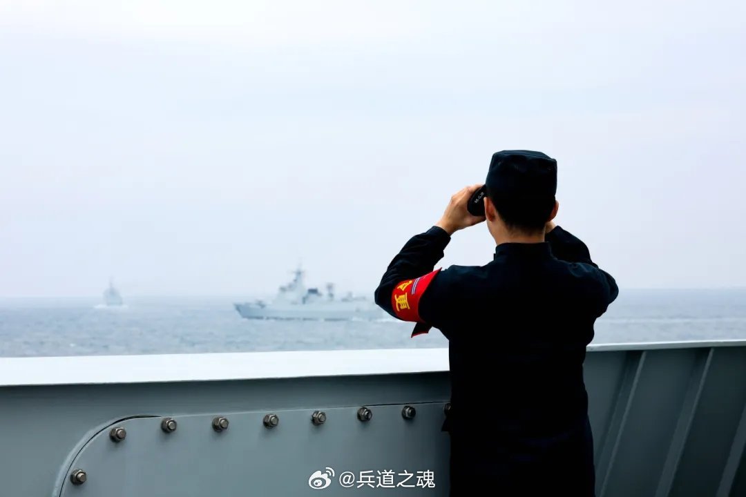 海上长城【双舰同框，气势磅礴！安庆舰、东莞舰最新训练画面来了】近日，安庆舰、东莞