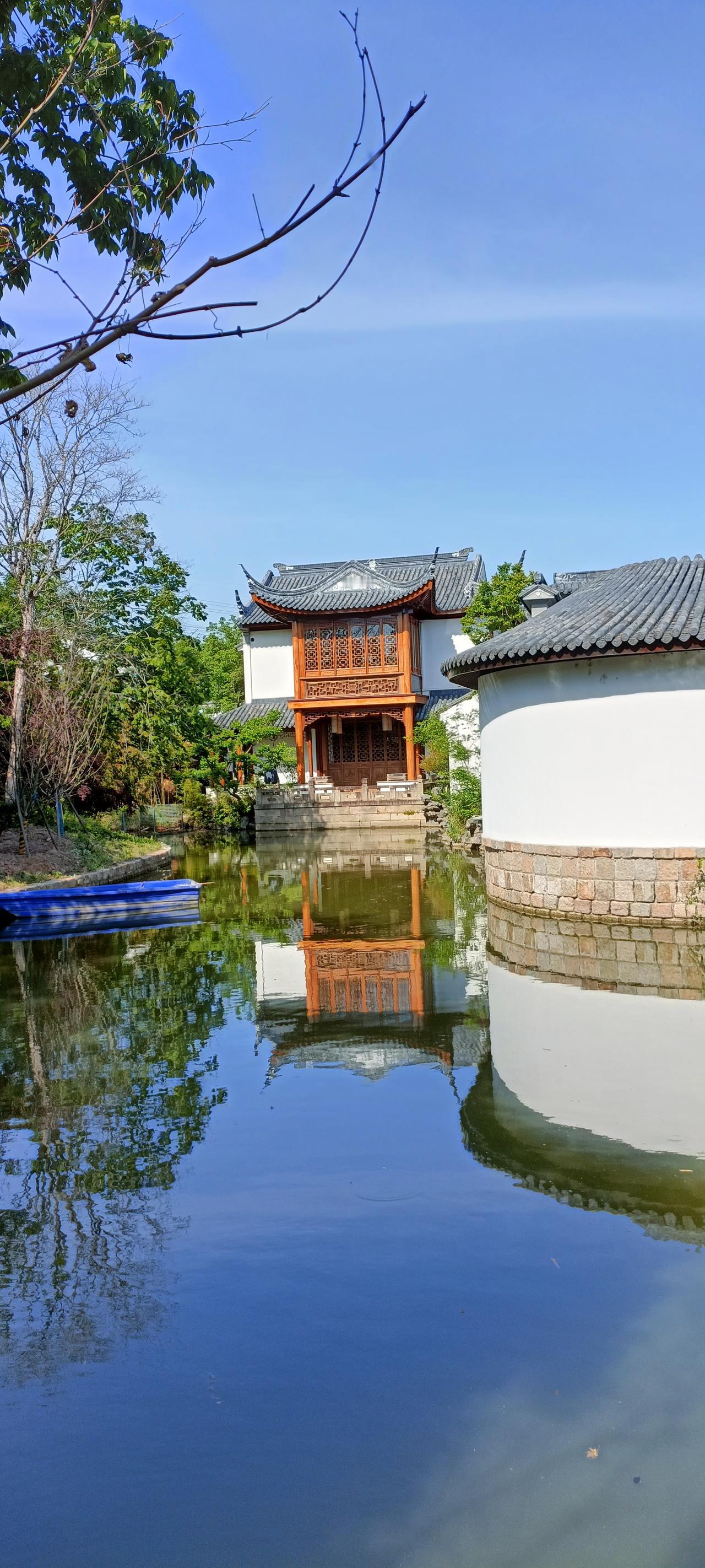 静谧的江南水乡，古色古香的建筑倒映在清澈的湖水中，仿佛置身于世外桃源。
上联:宁