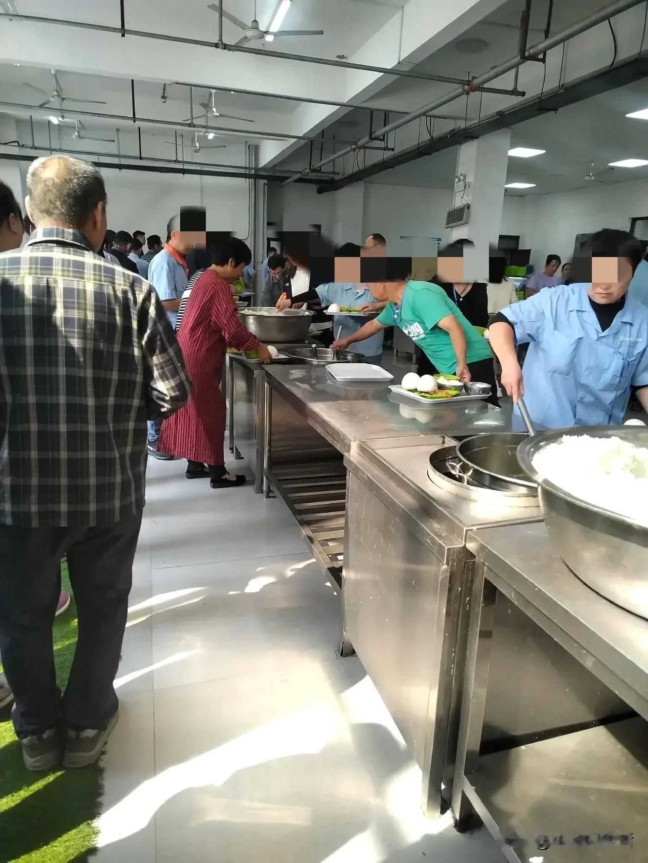 就这样普通的工厂，招工条件还挺苛刻的要命，不懂为啥？[捂脸]
俺嫂子是开中介的，