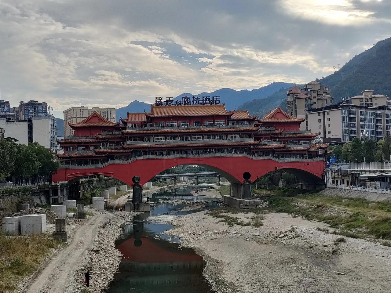 万源市是四川一个县级市，但是发展非常快，特别是市民生活体现出来的安逸，和陕西人相