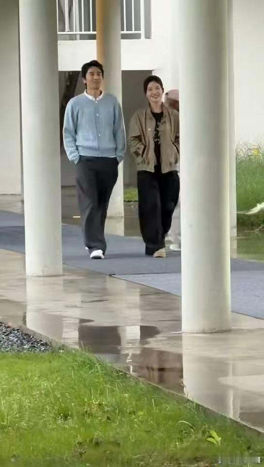 偶遇杨子姗赵又廷有说有笑杨子姗赵又廷时隔13年再同框13年后再同框！杭州偶遇杨子