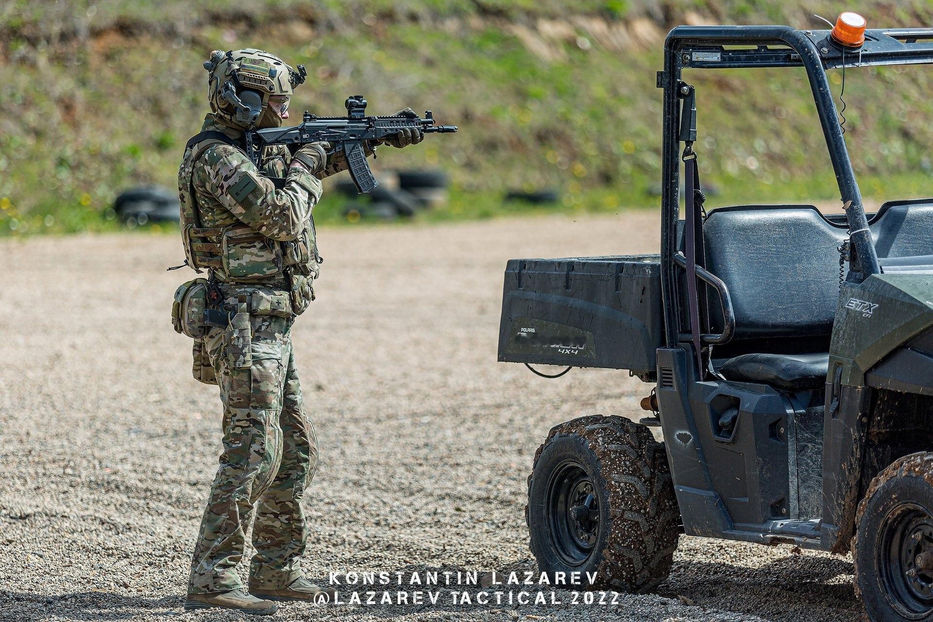 使用AK-12K进行射击演示的卡拉什尼科夫集团武器教官烽火问鼎计划 ​​​