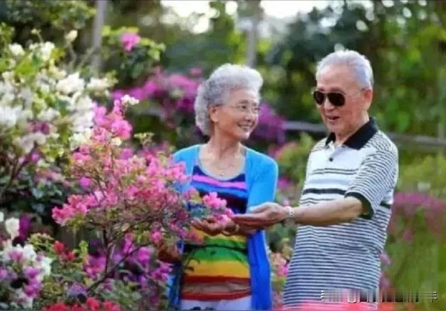 赞我的老伴：
我为老伴心生忧，
春节几天忙不休。
样样都为儿女想，
还有外孙挂心