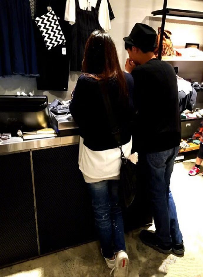 伊能静晒了恩利每个时期的背影伊能静镜头下的恩利背影 伊能静晒了恩利每个时期的背影