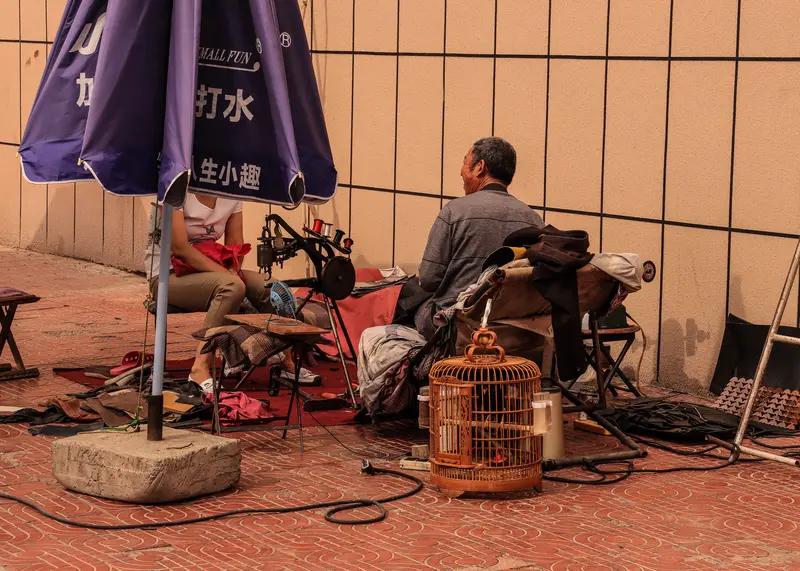这两年，社会底层老百姓的心态有了巨大的转变。过去，大家深陷疯狂的内卷，看到他人加