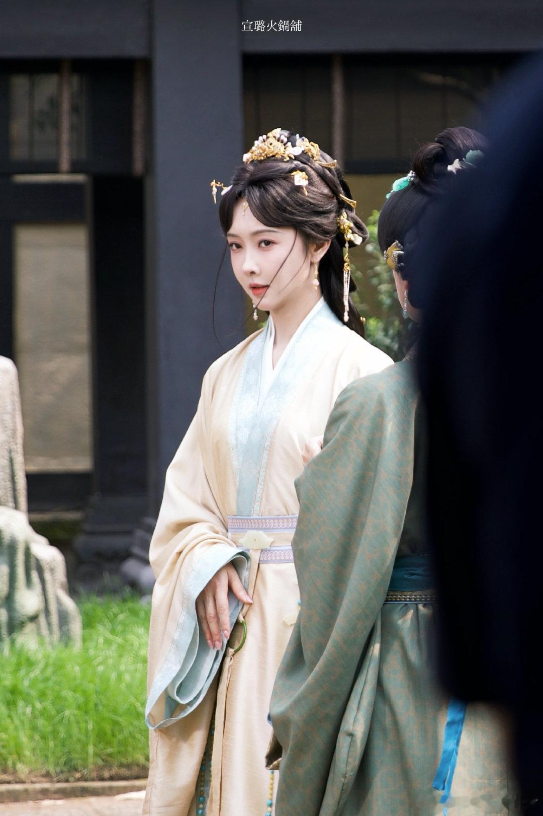 宣璐归良辰路透 上班路透都能美成这样，正片得美成什么样。宣璐这次的状态和妆造都在