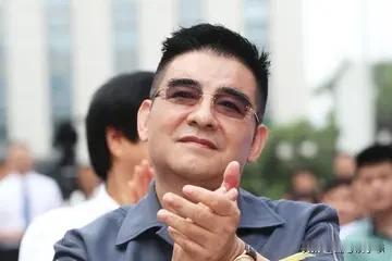 陈光标说，不需要在医院的墙上挂我的名字。我需要的是那间手术室，里面能多做一些手术