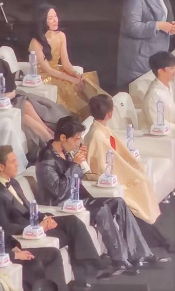 肖战又拿保温杯了肖战又拿保温杯喝水了 肖战又拿保温杯喝水了 