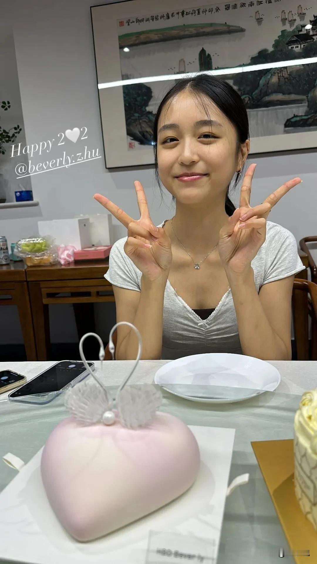 秀一脸！苏翊鸣和朱易这两人，简直是冠军文写进现实的恩爱啊！高端蛋糕太惹人注目！