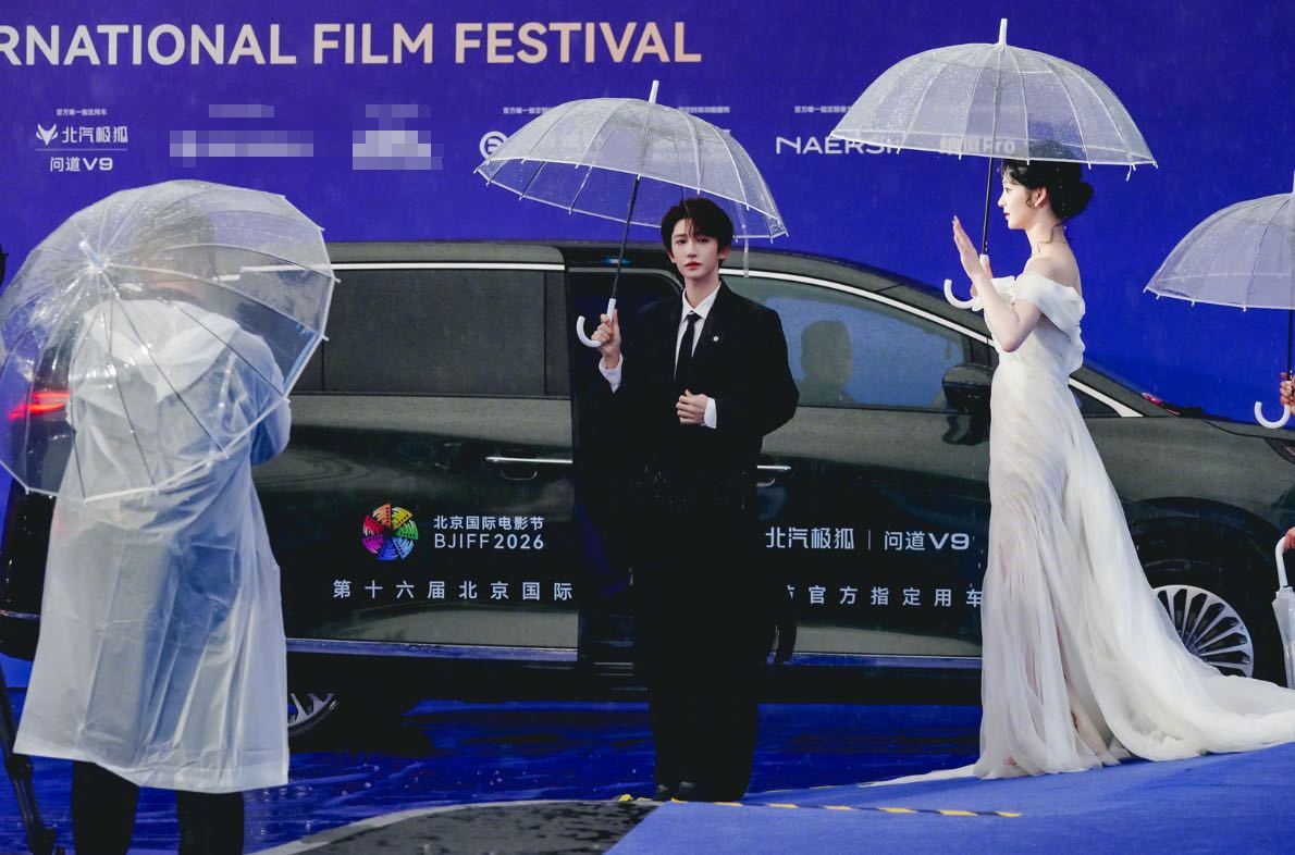 北影节红毯下车名场面北京国际电影节 开幕式红毯开启，沈腾、张若昀、白客、檀健次、