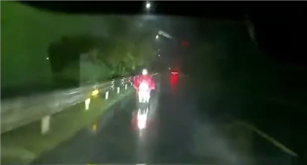 【有功能不会用 司机雨天开车伸手擦窗除雾：不慎撞人致死】快科技11月13日消息，