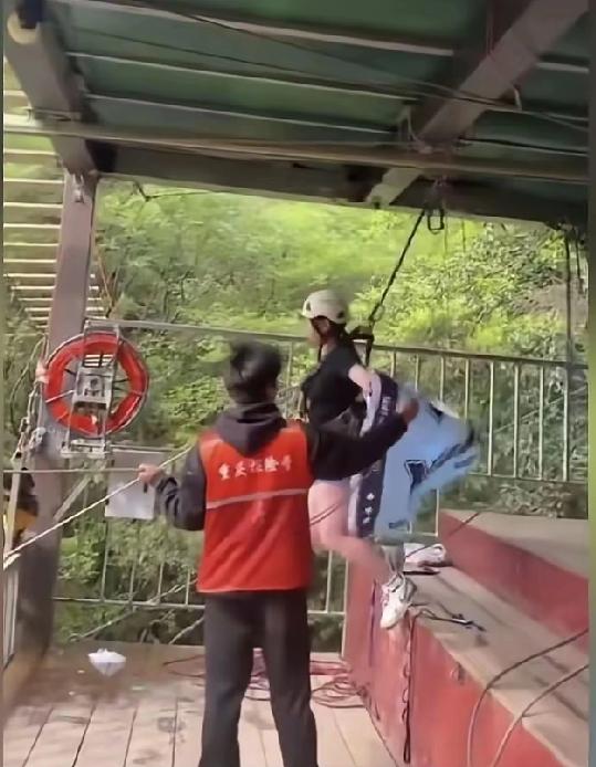 挺魔幻的，

景区出事那个女生，父母和景区达成和解，接受景区赔款，结果网友不乐意