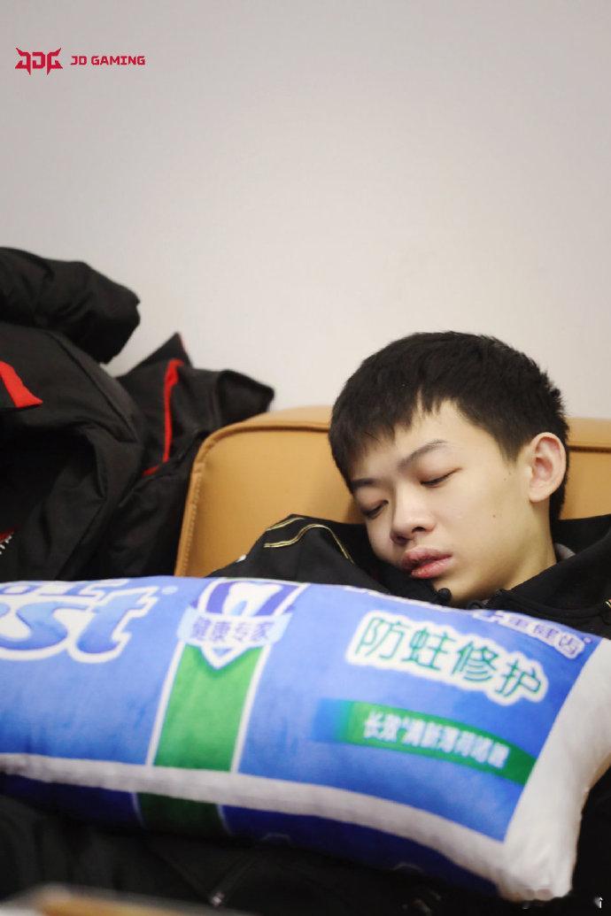 小孩哥要lpl联赛首秀了[笑而不语]那么之前说小孩哥年龄造假的是何居心？不会真以