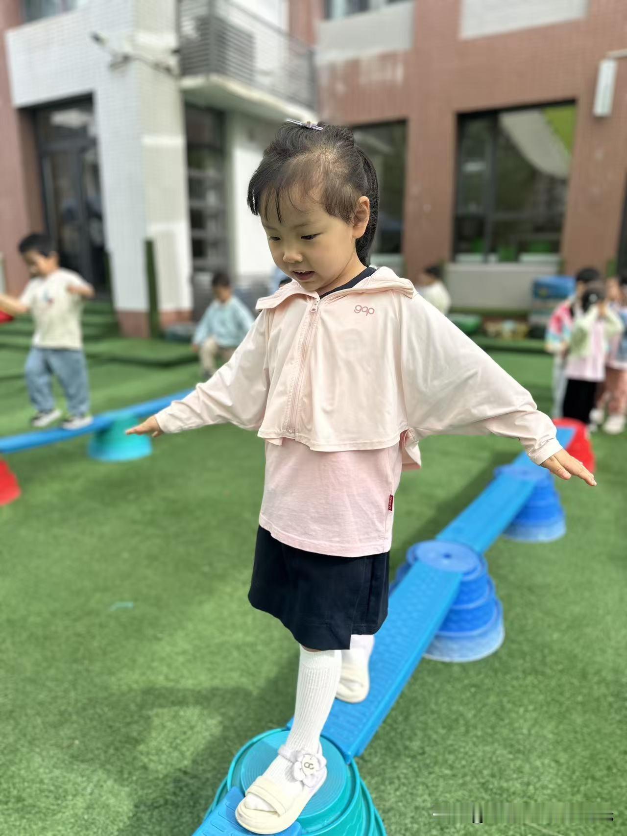 孩子的趣事我四岁的小孙女太可爱了，有时说的话让人笑破肚皮，她最近老说我不控制饮食