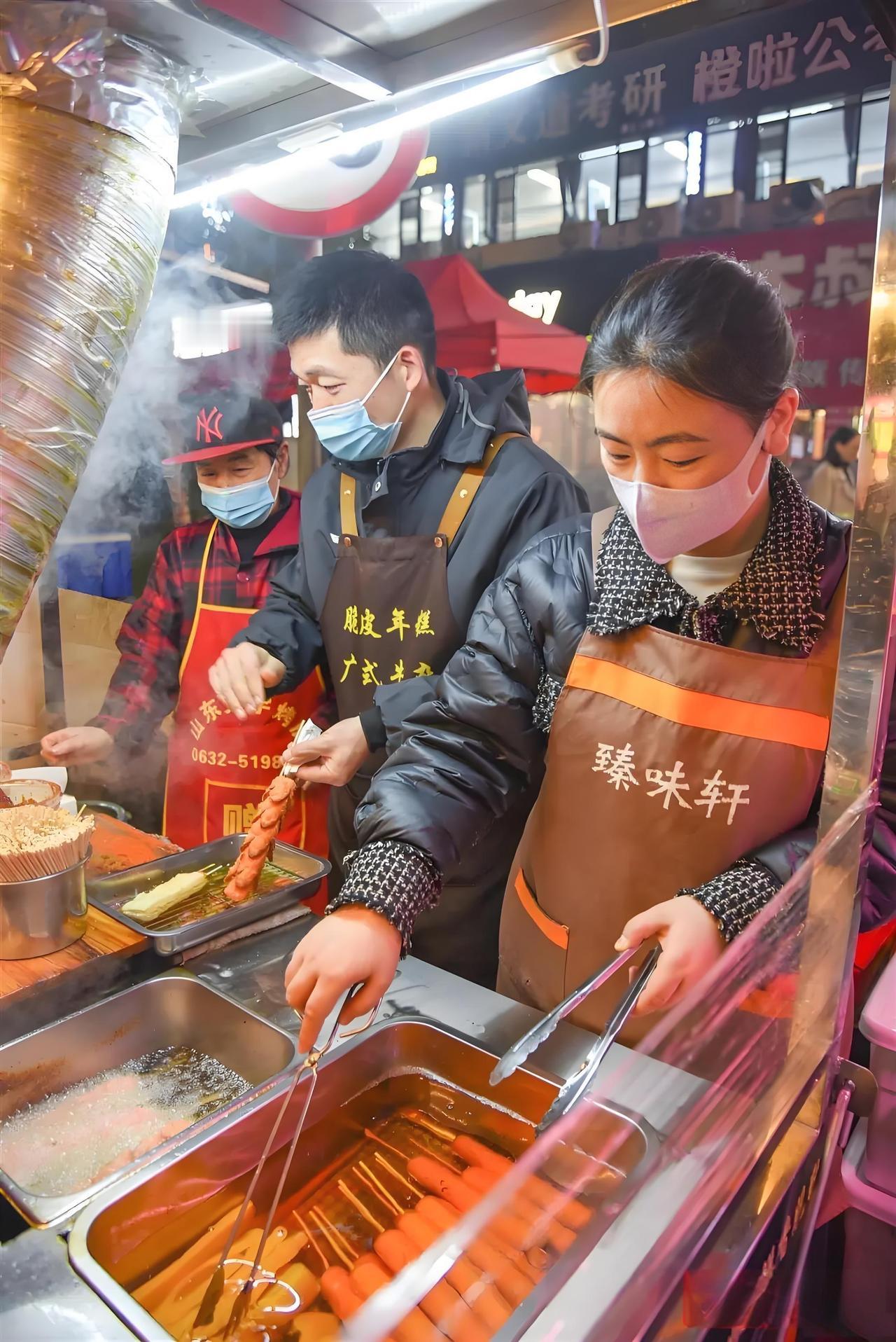 近日，“夫妻摆摊卖淀粉肠年入百万”的话题在网络上引发热议。摊主对此回应称，从未想