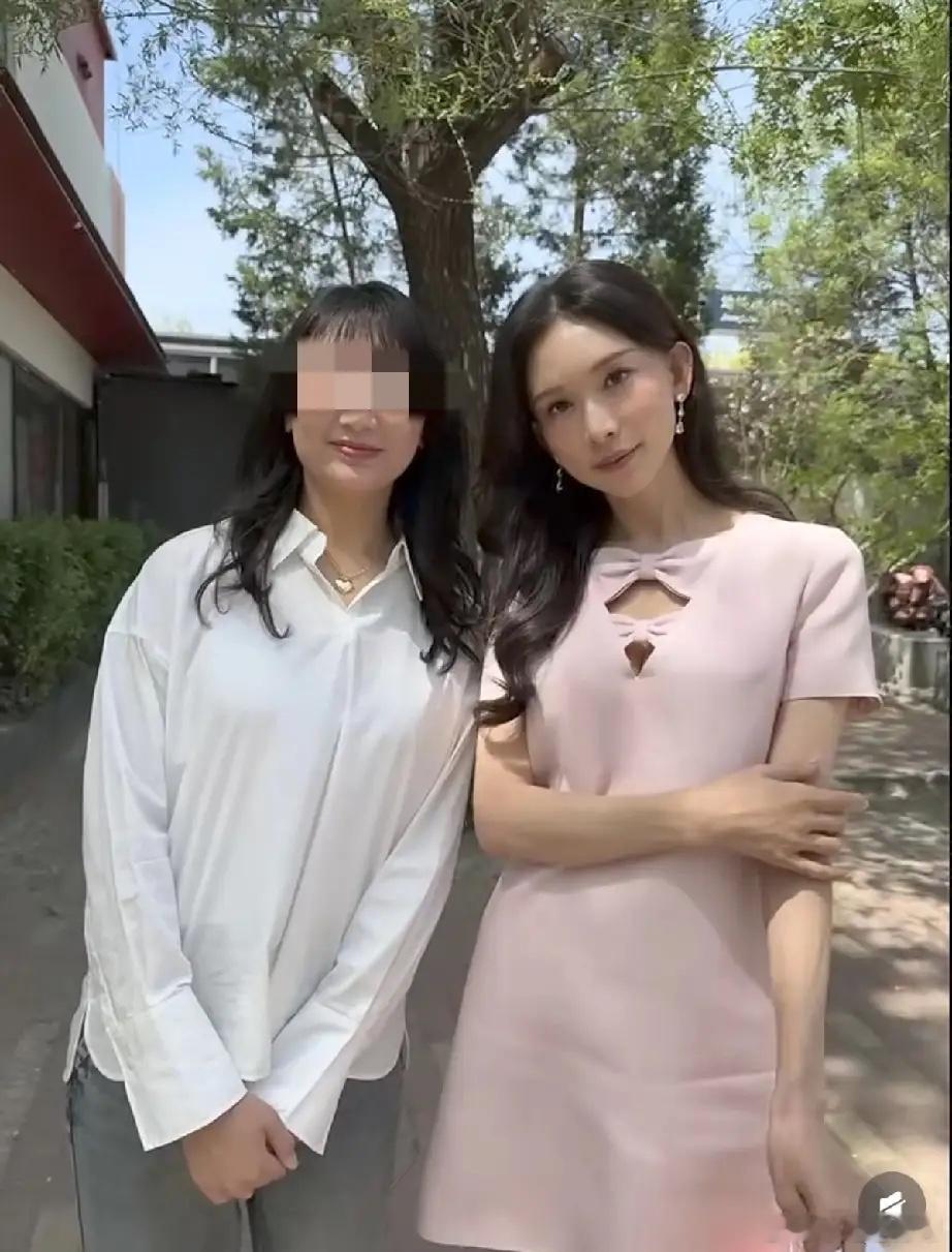 林志玲在北京一茶院与路人合影，真实颜值和她自己晒出的精修图反差好大，精修图像20