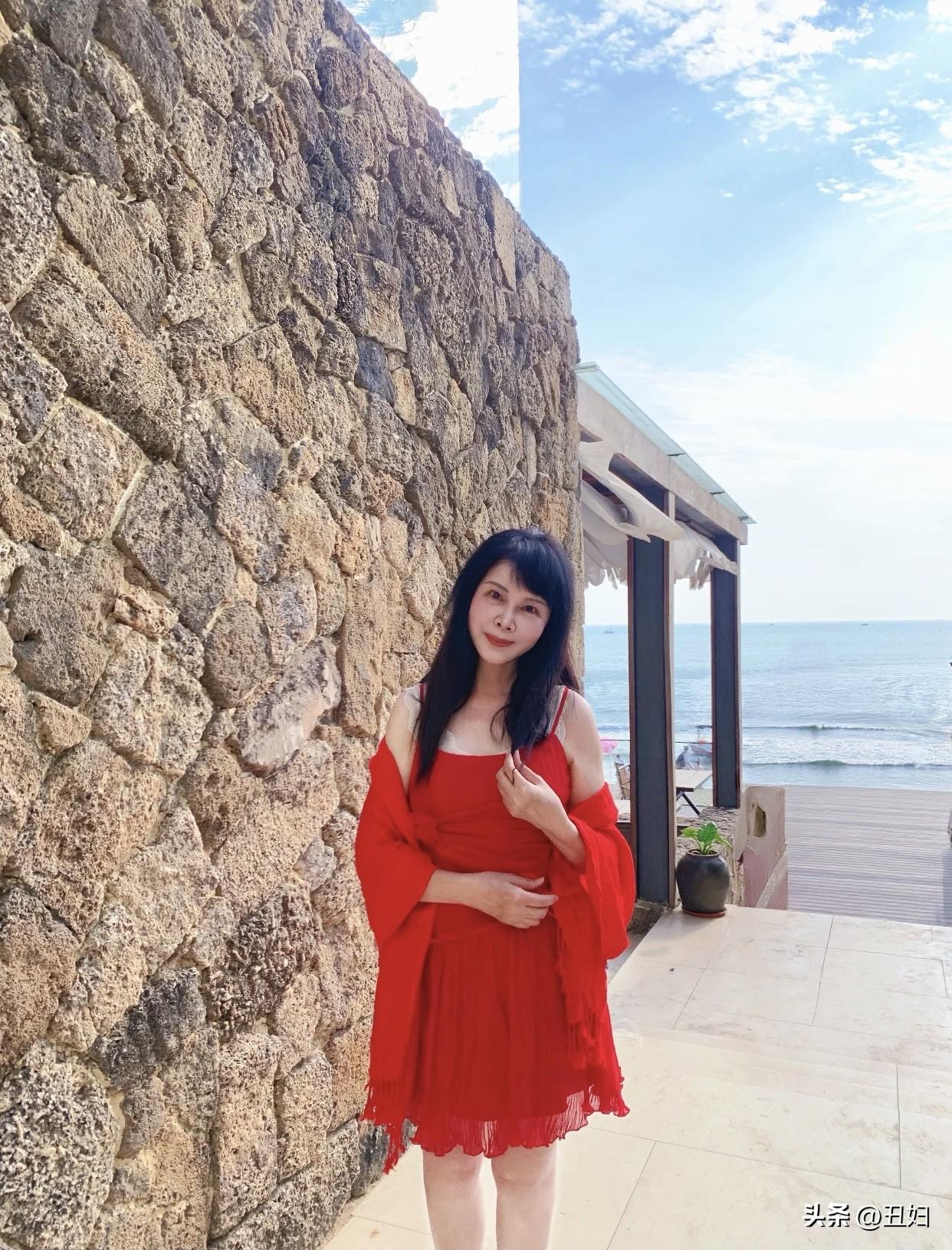 一方面，她们情绪稳定，自带从容气场。经历过风雨，不会为小事较真、纠结、内耗，和她