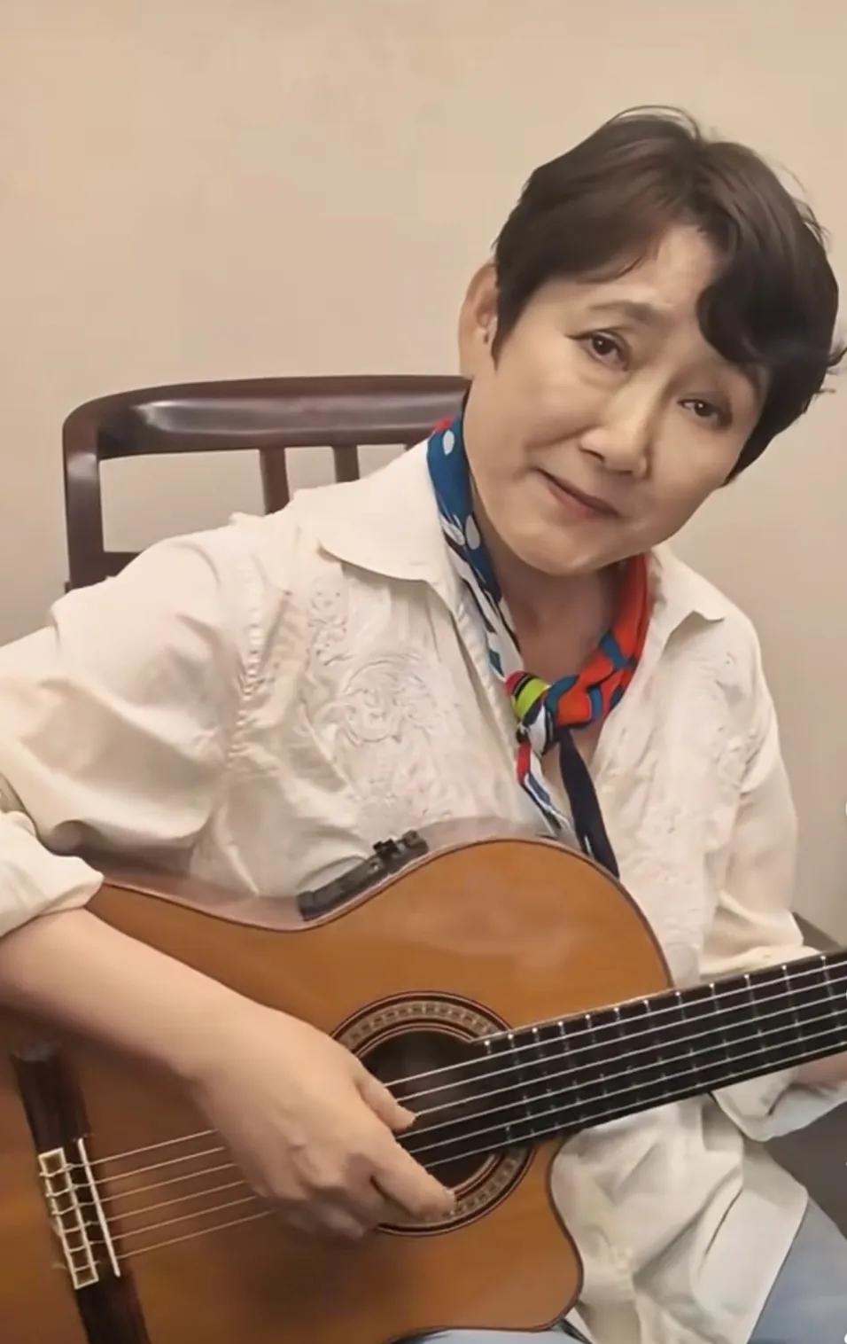 成方圆可是老喽：印象中的她多才多艺，尤其擅长自弹自唱！

岁月的沧桑写在她的脸上