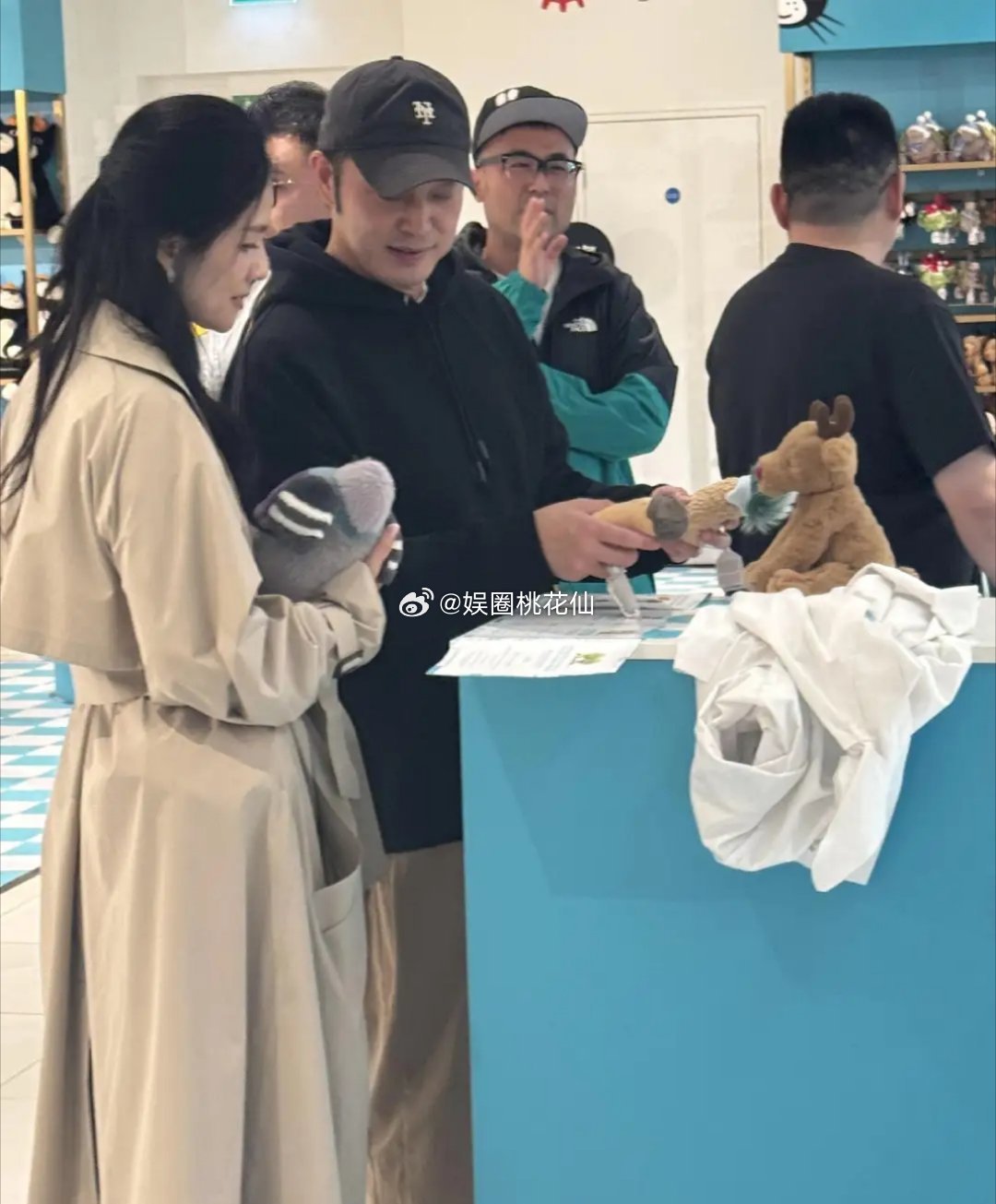 网友伦敦逛街偶遇沙溢胡可，沙溢瘦身成功，胡可穿风衣气质优雅 ​​​