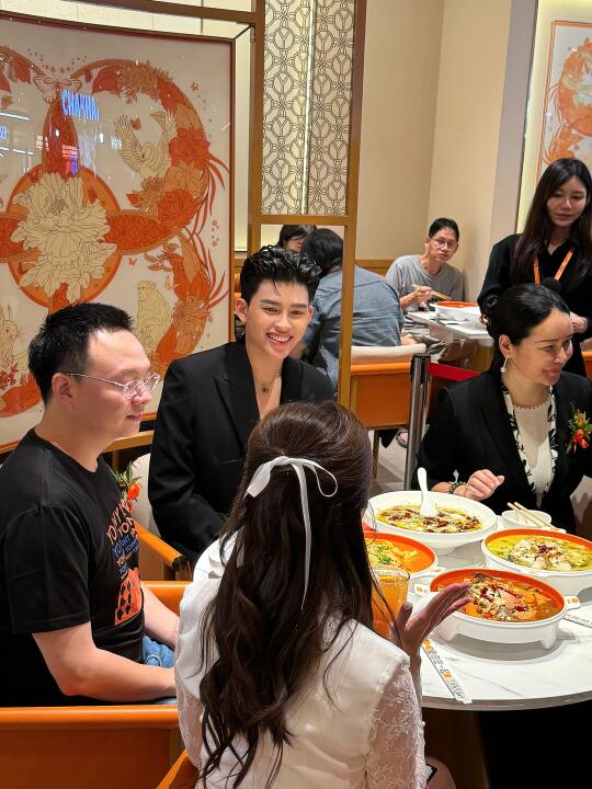 和泰星pond小面包🇹🇭一起吃饭了。。。。。。。