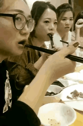 从她们的表情可以看出来，至少大家还是正常的[快哭了]