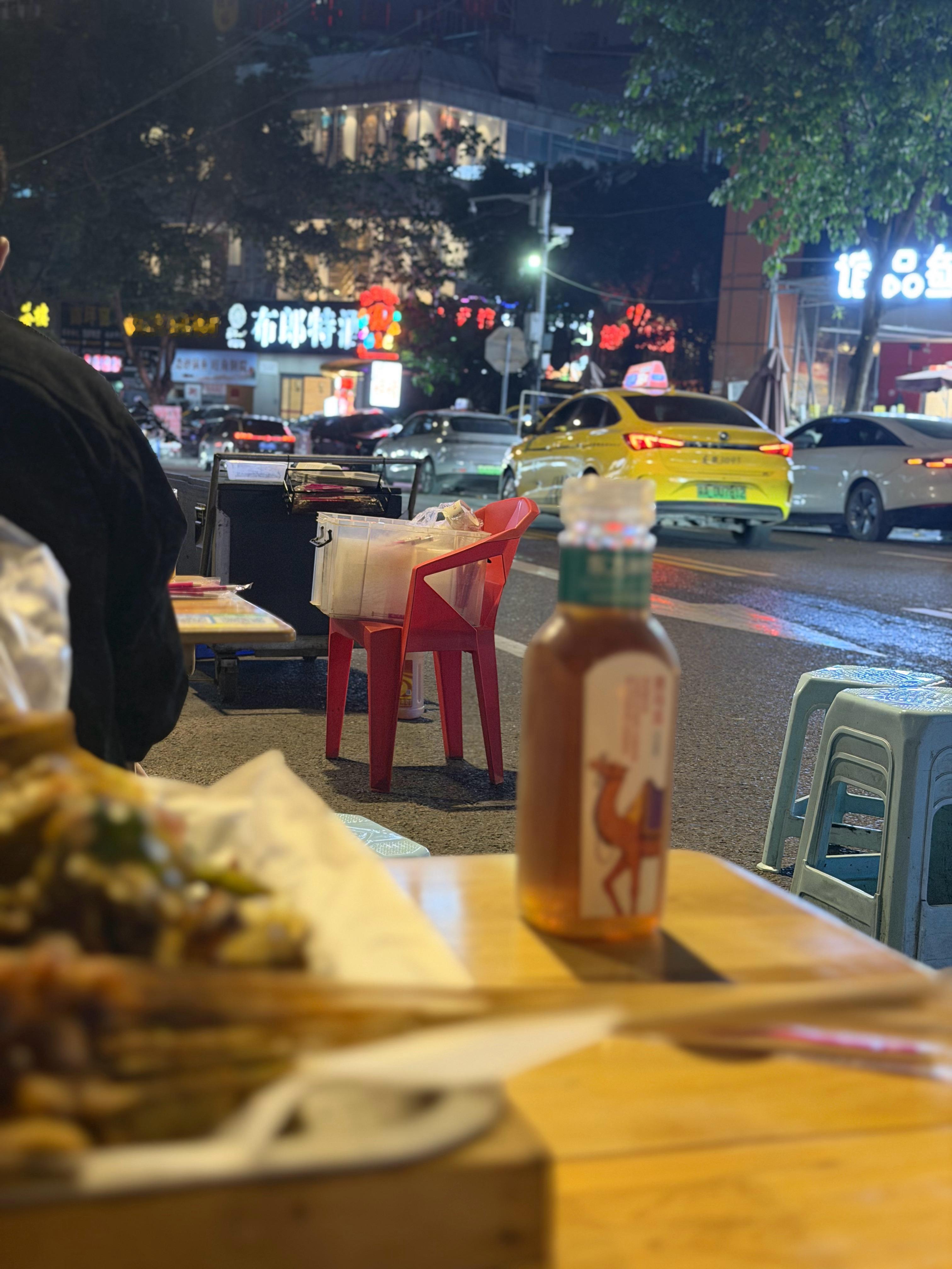 就是这种感觉，巴适得板，只有在重庆才有这种路边吃烧烤的松弛感留青青Abi