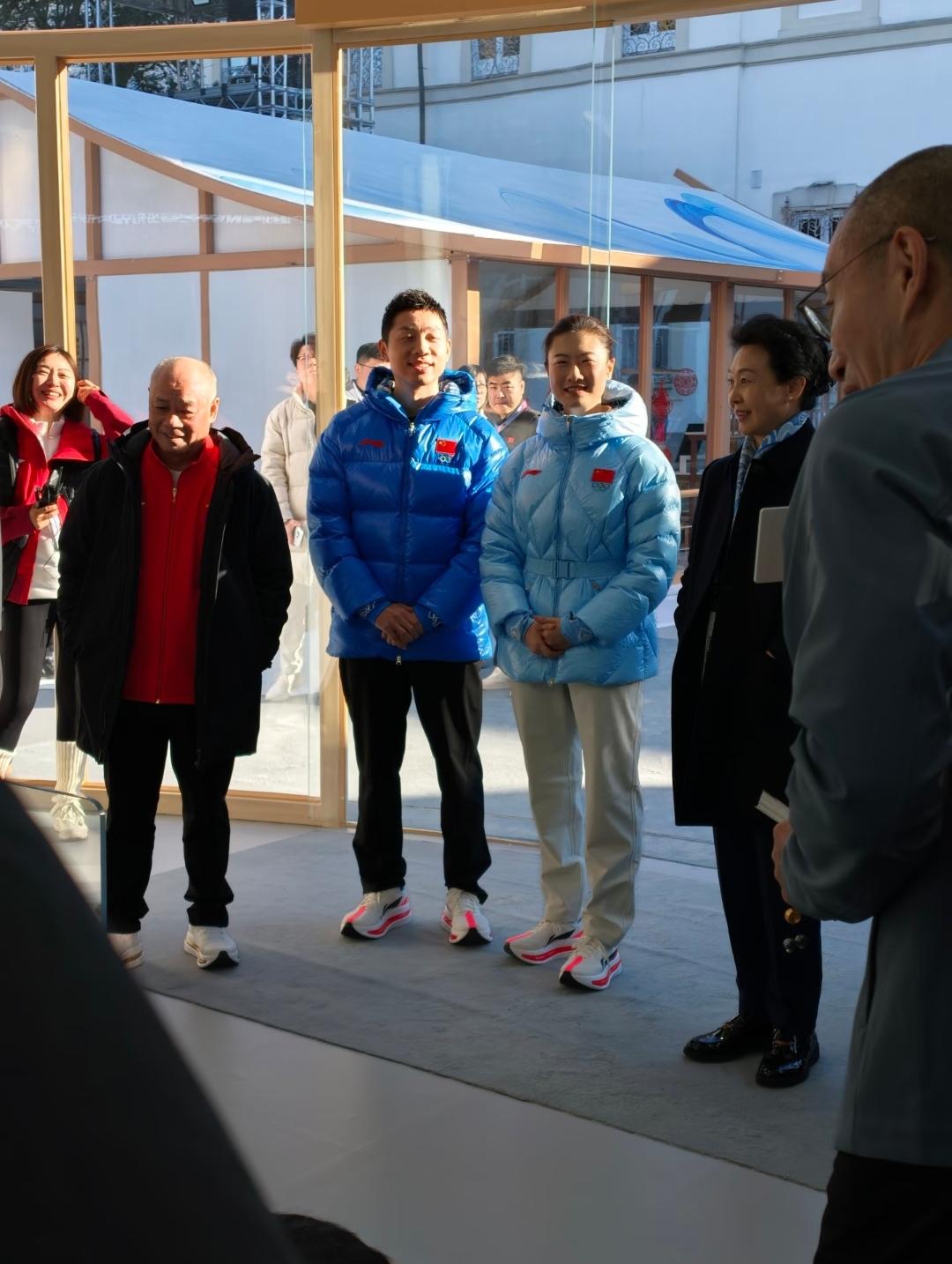 2月5日米兰中国之家里，李宁、丁宁、许昕三位体坛名将并肩亮相。这个跨越体操与乒乓