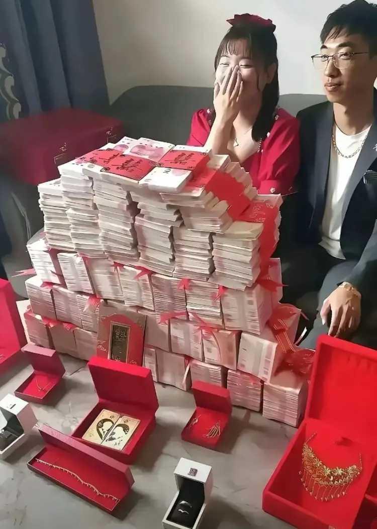 终于订婚了。
女郎见桌面上摆得满满一桌的钞票和五金，笑得合不拢嘴。
男子则带着苦