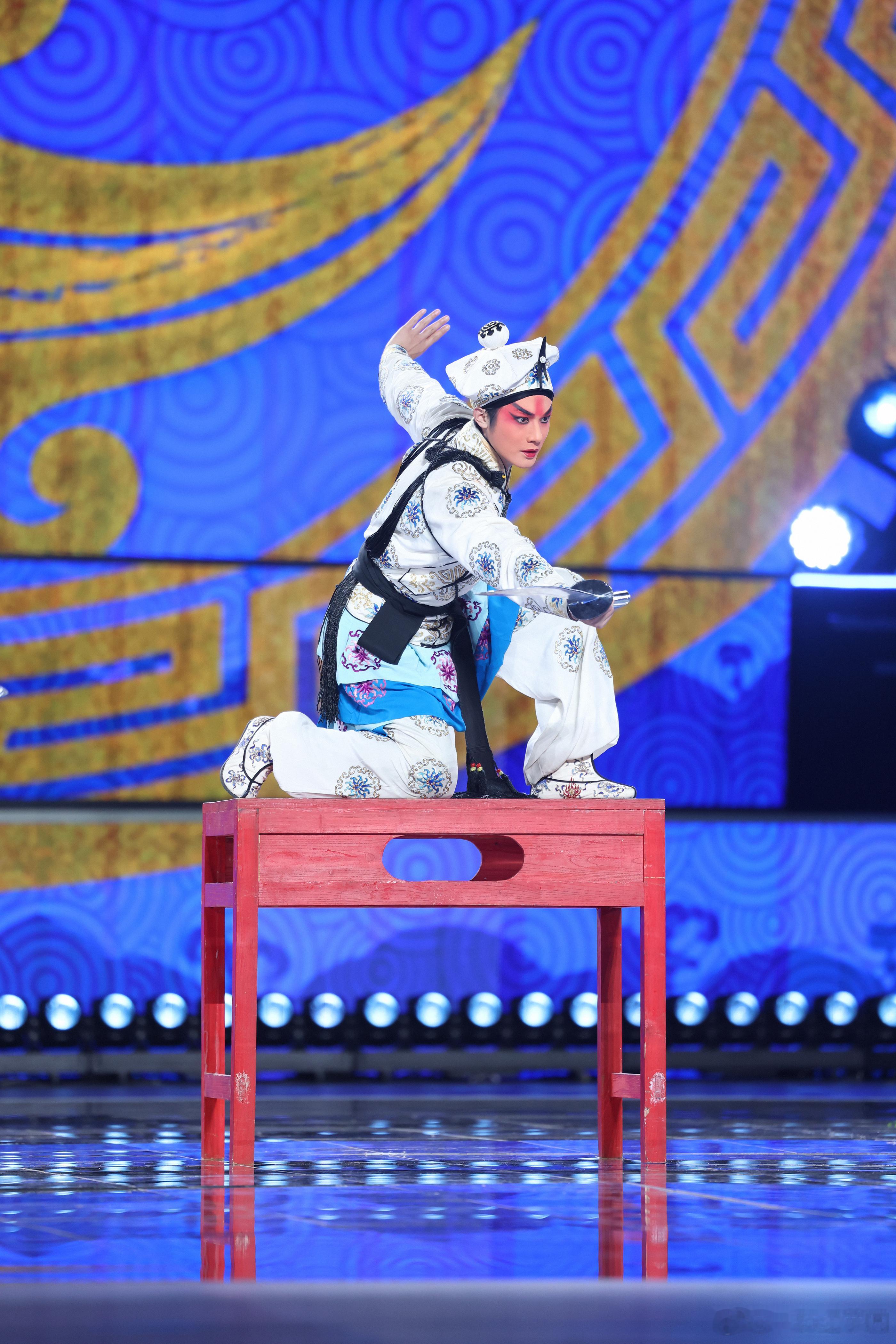 郑业成再扮任堂惠 郑业成 登央视戏曲舞台，转行十几年后再演《三岔口》，一招一式尽