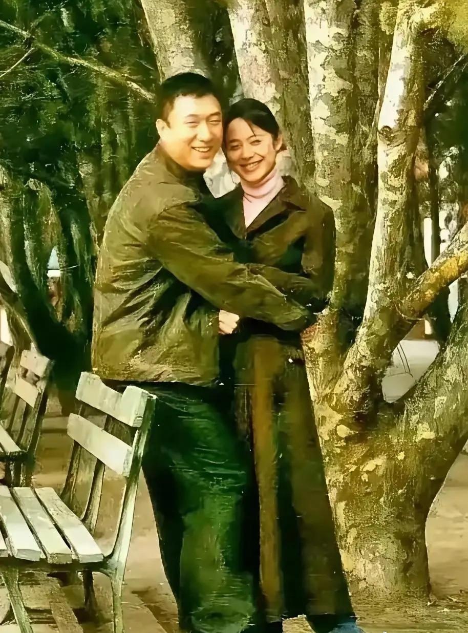 翻到这张老照片直接看懵了！孙红雷当年搂着的美女居然是她！
照片中的女孩是丁嘉丽。