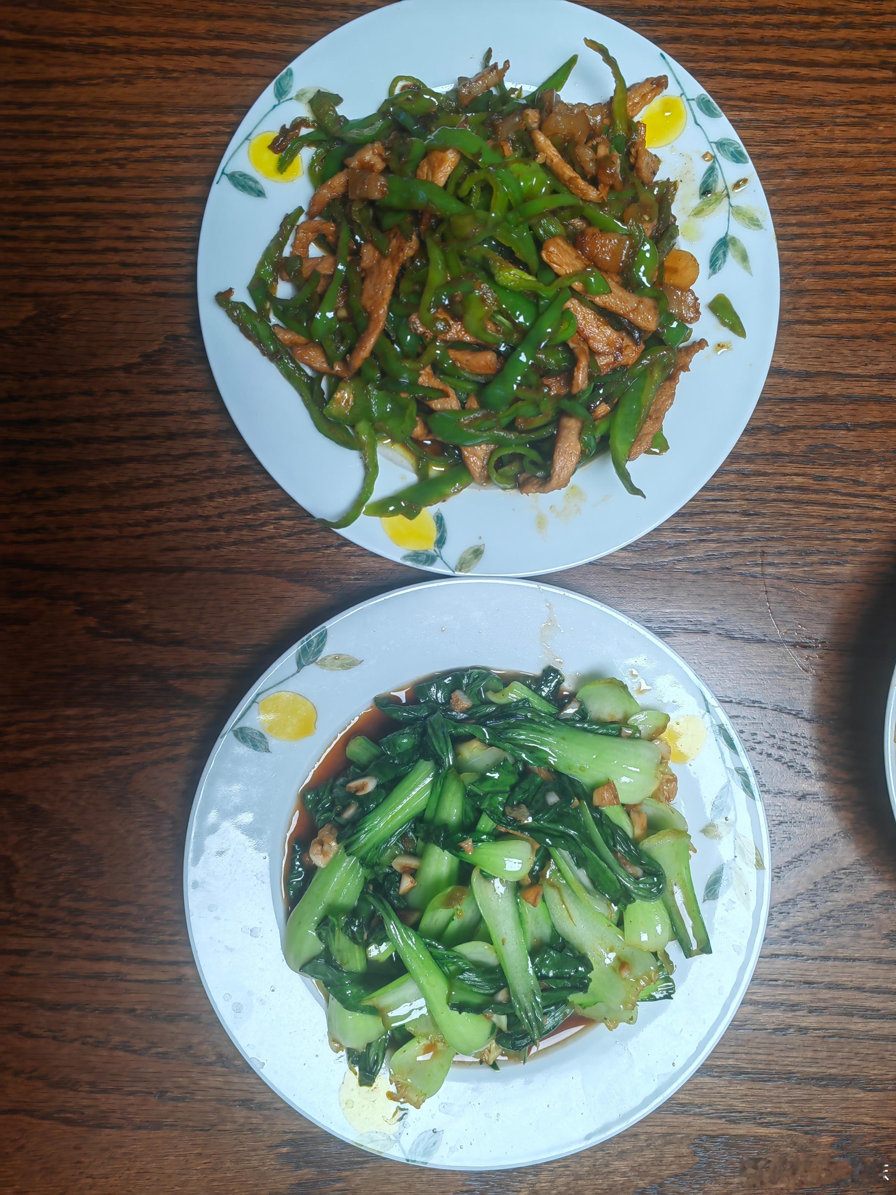 今日晚餐纯手工家常拉面，蒜末油菜，尖椒肉丝（丝都成条了）尖椒肉丝很下饭。美食美食
