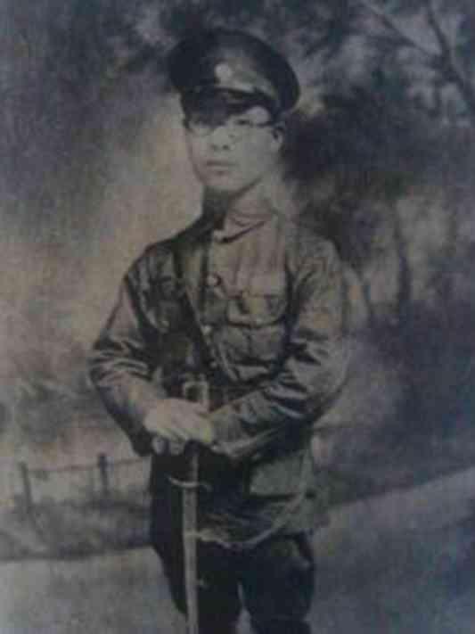 一寸山河一寸血，五华客家团长李友梅喋血罗店
 
李友梅，1908–1937，号竹