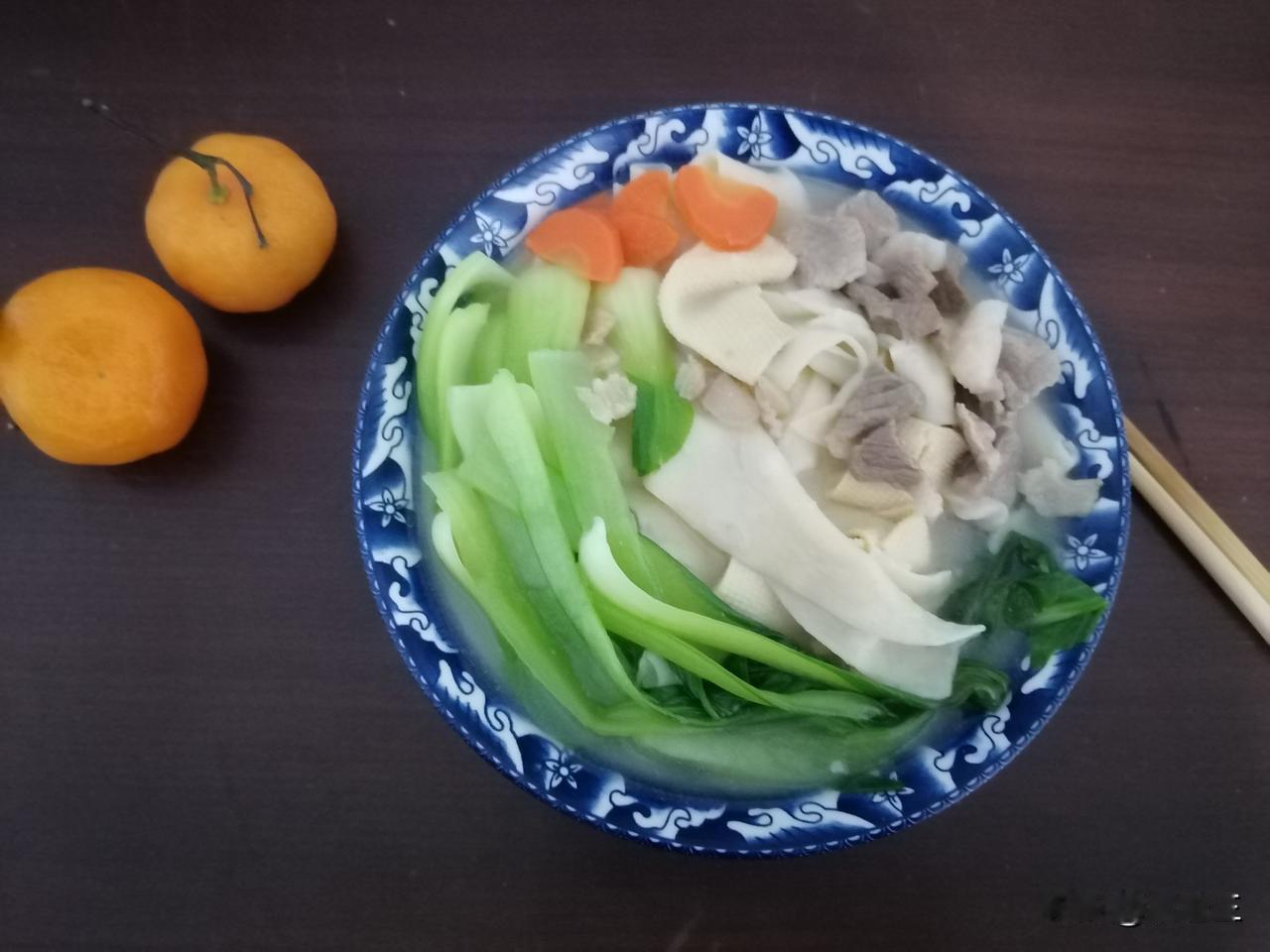 姐姐最近去欧洲旅行，给我发来一堆照片，都是她在各个风景区摆个美美的姿势，我姐夫给