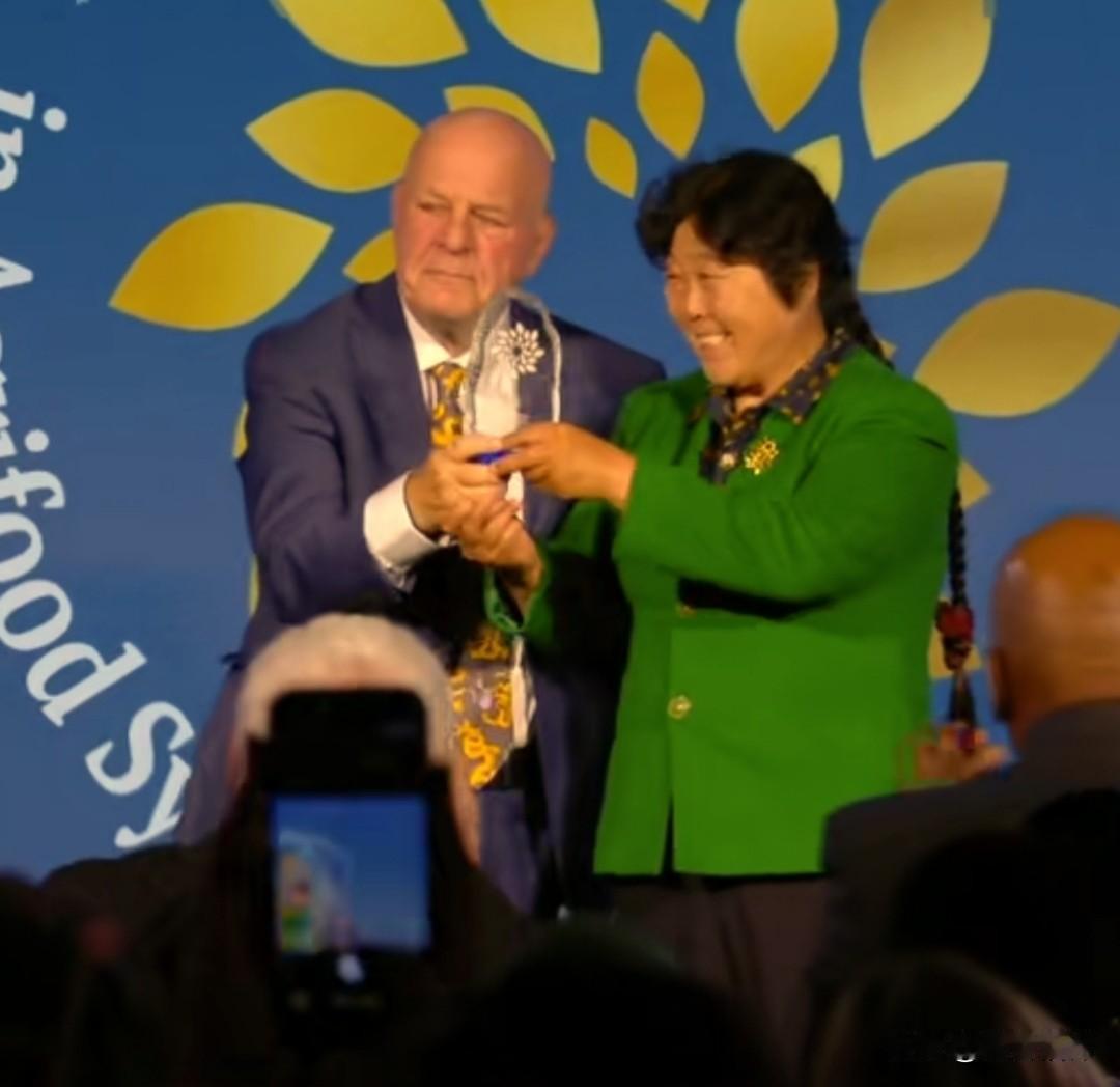 这次联合国粮农组织大会上，全球一共一百位女性获此殊荣。讲完殷玉珍的故事，赛考斯也