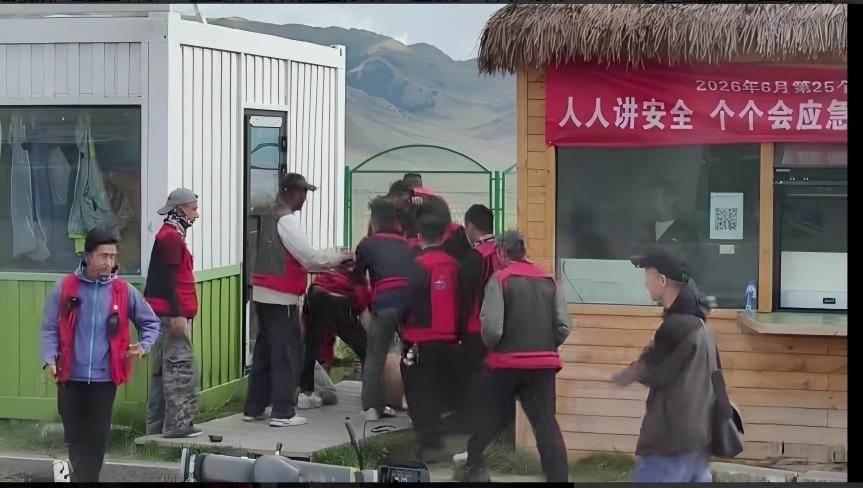 网传一段视频，看得我血压上来了。
湖再美，门口站着一群随时动手的人，谁心里不打鼓