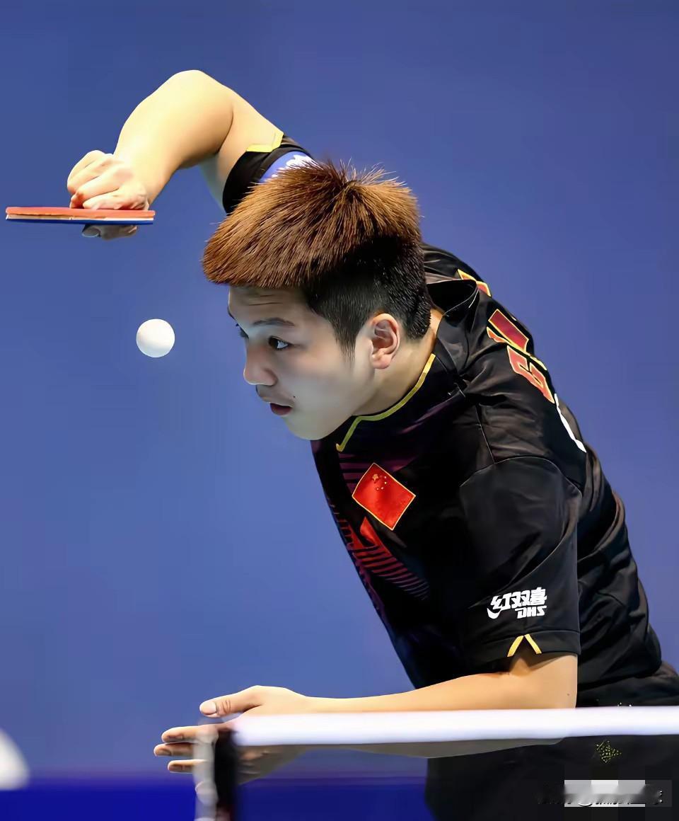 图中这个“黄毛小子”，你看的顺眼吗？

这个“黄毛”小子，听说当年吴敬平教练，认