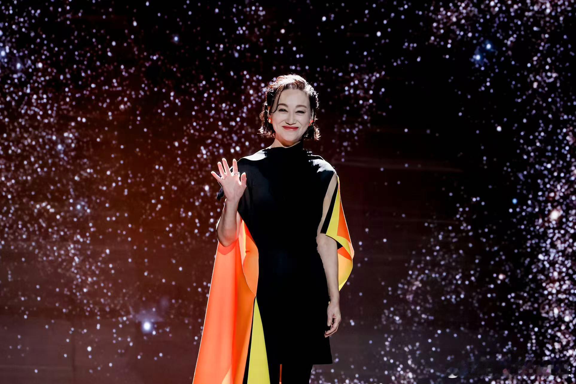 惠英红神女在发光惠英红披着斗篷的女王惠英红如同人间仙子，红毯上的每一步都流光溢彩