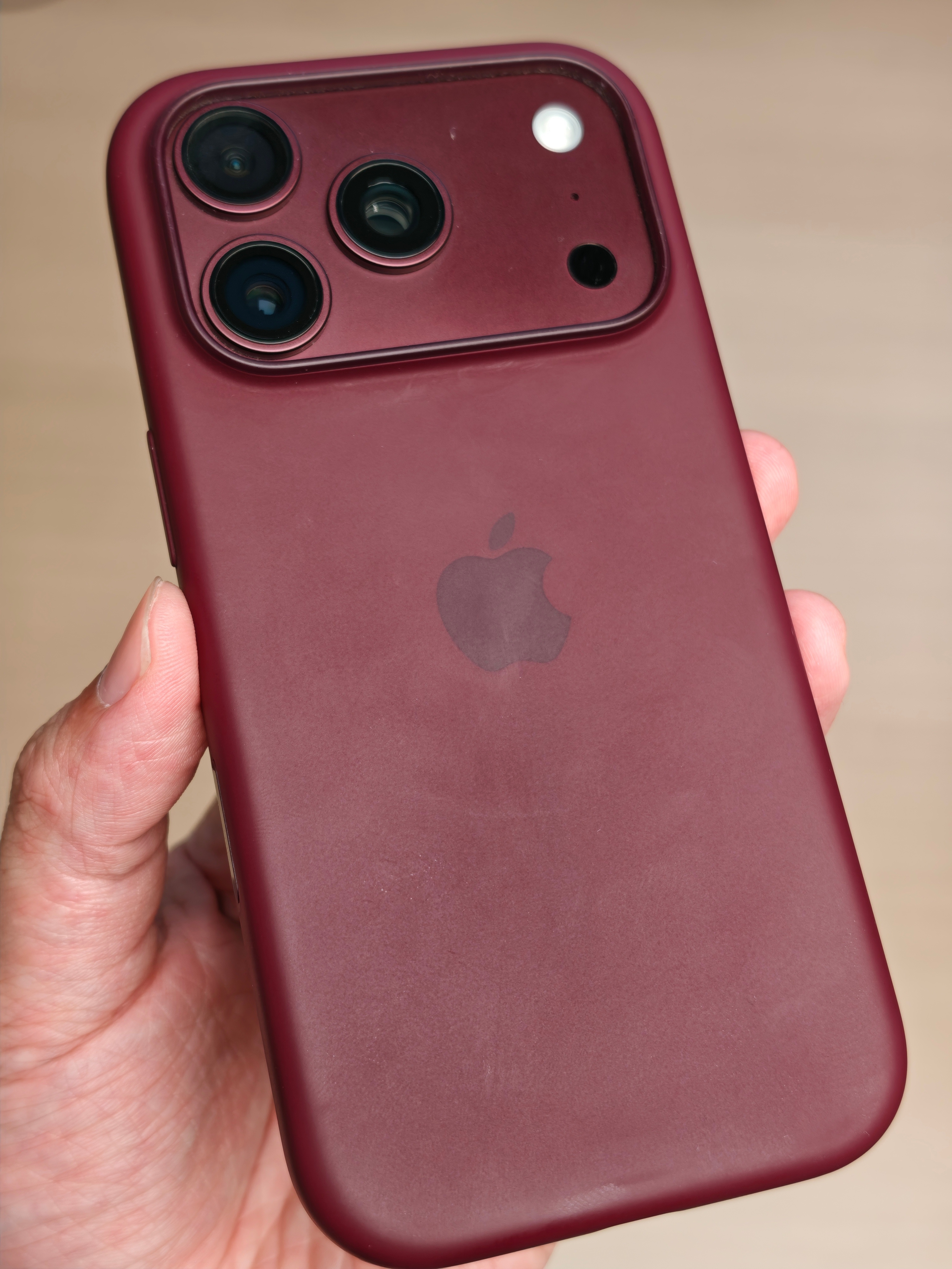 今年iPhone18 Pro勃艮第酒红色，无论是裸机还是官方的手机壳都一样的沾指