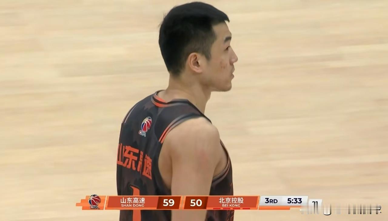 山东高速后卫高诗岩真是太不喜欢得分了！在今天山东高速主场以98：88击败北京控股