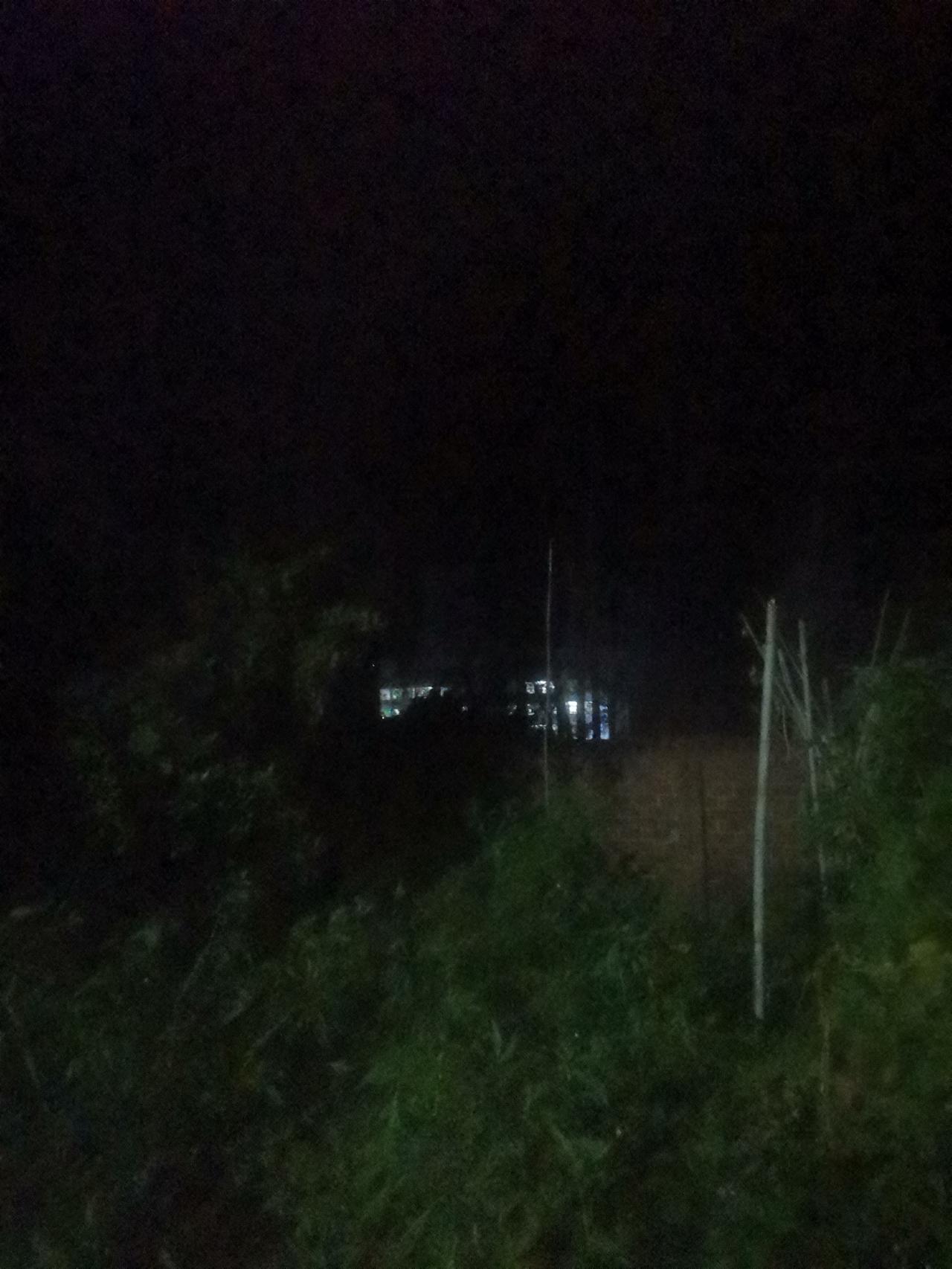 现在是早晨的五点二十分，天还没亮，黑沉沉的。
风呜呜的刮着，非常冷。
远处亮着的